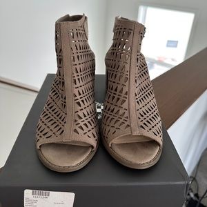 Vince Camuto Triana Cutout Sandal - Taupe - Size 9
